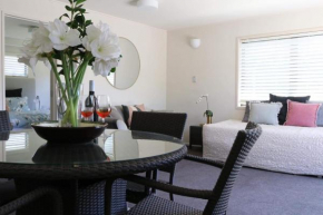 Retreat on Rita ~ Downtown Mount Maunganui with beach access